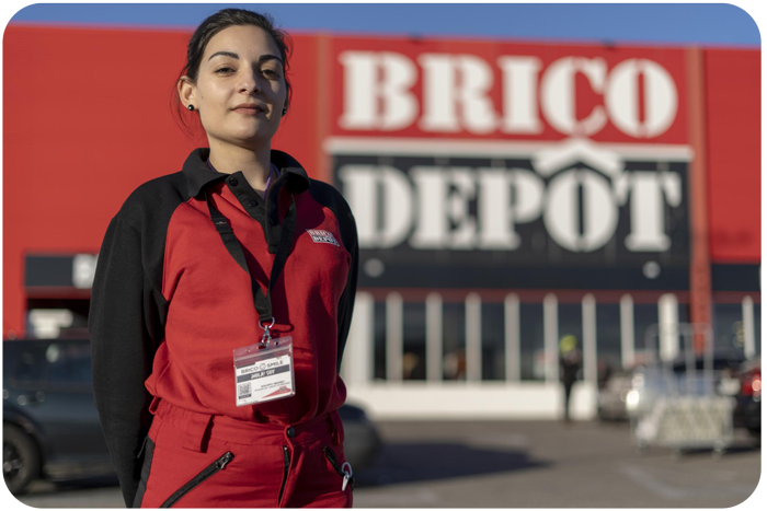 Participante del programa delante de su puesto de trabajo en Brico Depot
